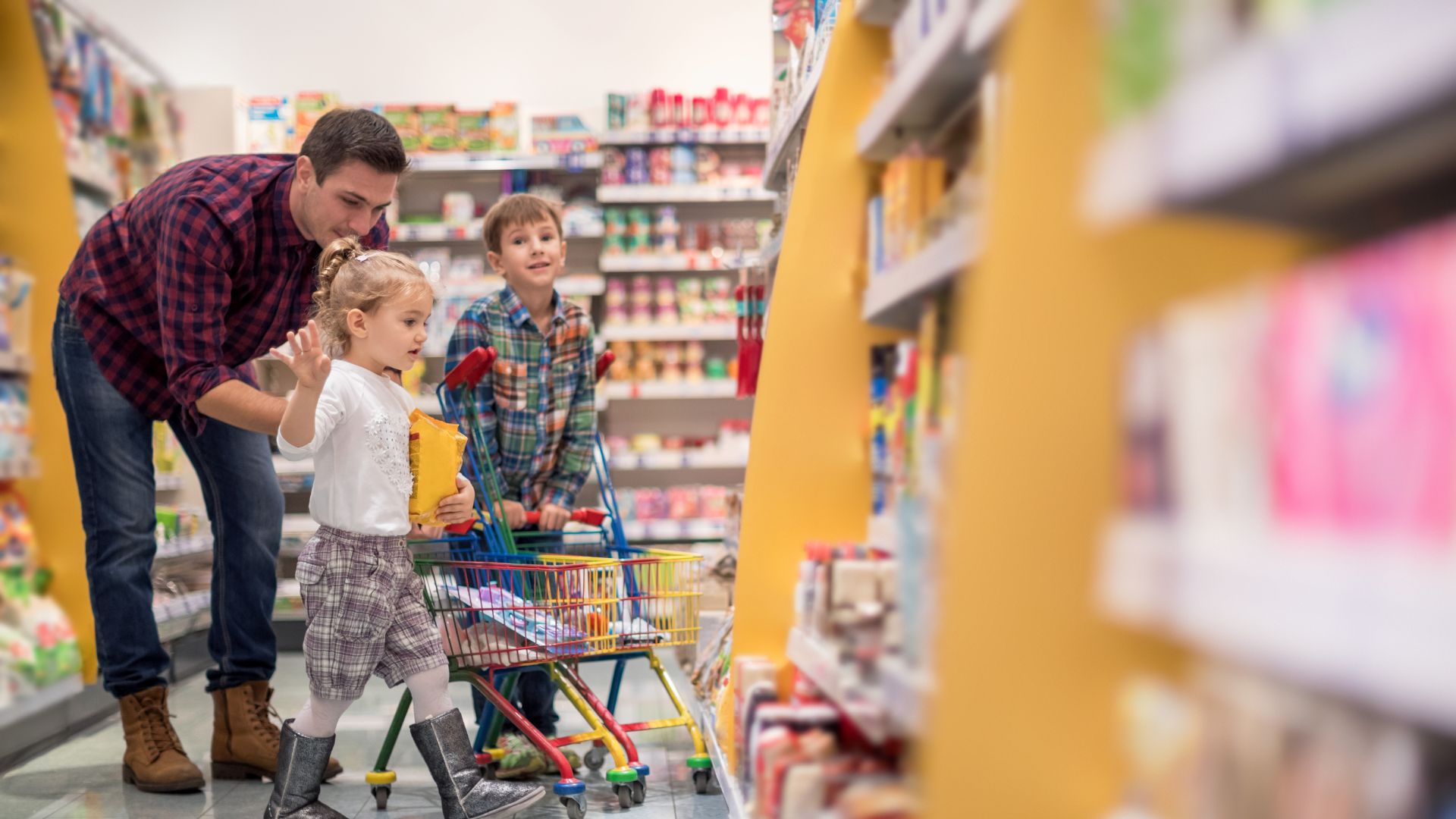 To offer a living. Папа идет в магазин. Shopping with children. Папа ходит за покупками. Лшвы шт еру ыгзукьфклуе.