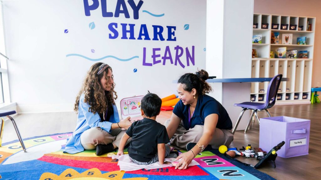 Supportive interaction between therapist and child using visual tools in an ABA setting