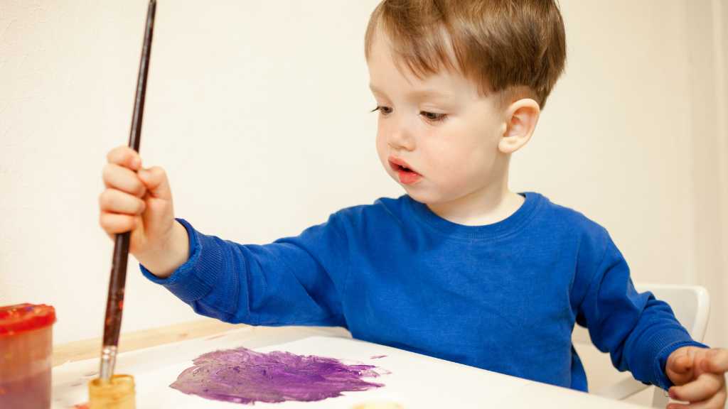 3-year-old painting alone, focused activity and early signs of autism in toddlers
