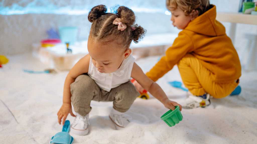 Toddlers playing side by side without interaction, early signs of autism in toddlers