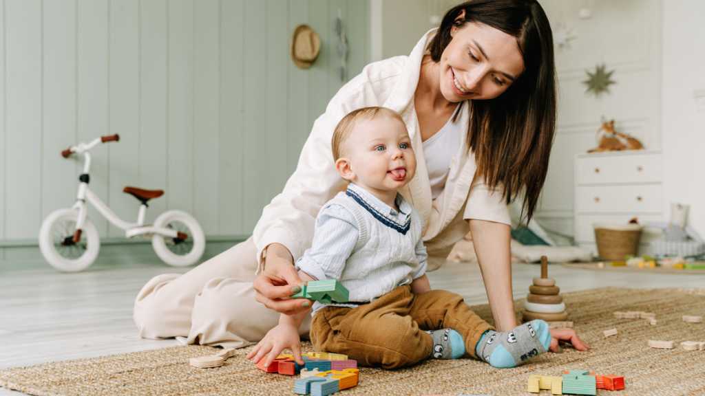 Mother playing with toddler, eye contact in autism and early communication skills