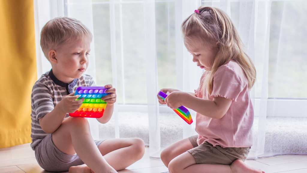 2-year-olds playing side by side, signs of autism in 2-year-olds and parallel play
