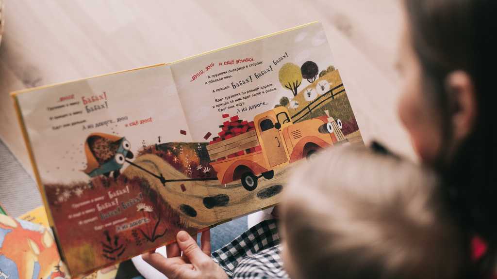 Parent reading book to child, autism vs speech delay and early communication