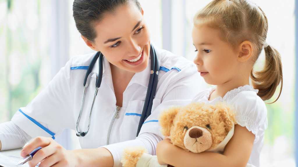 What to expect at a Developmental pediatrician appointment. Doctor speaking with a young child during medical appointment