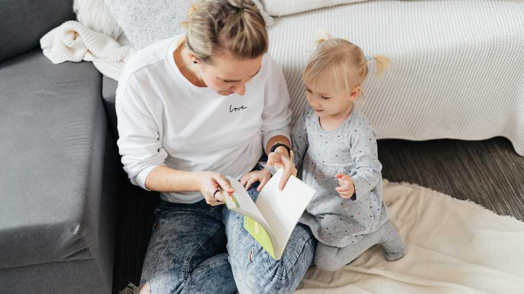 Parent reading to toddler speech development support early language skills